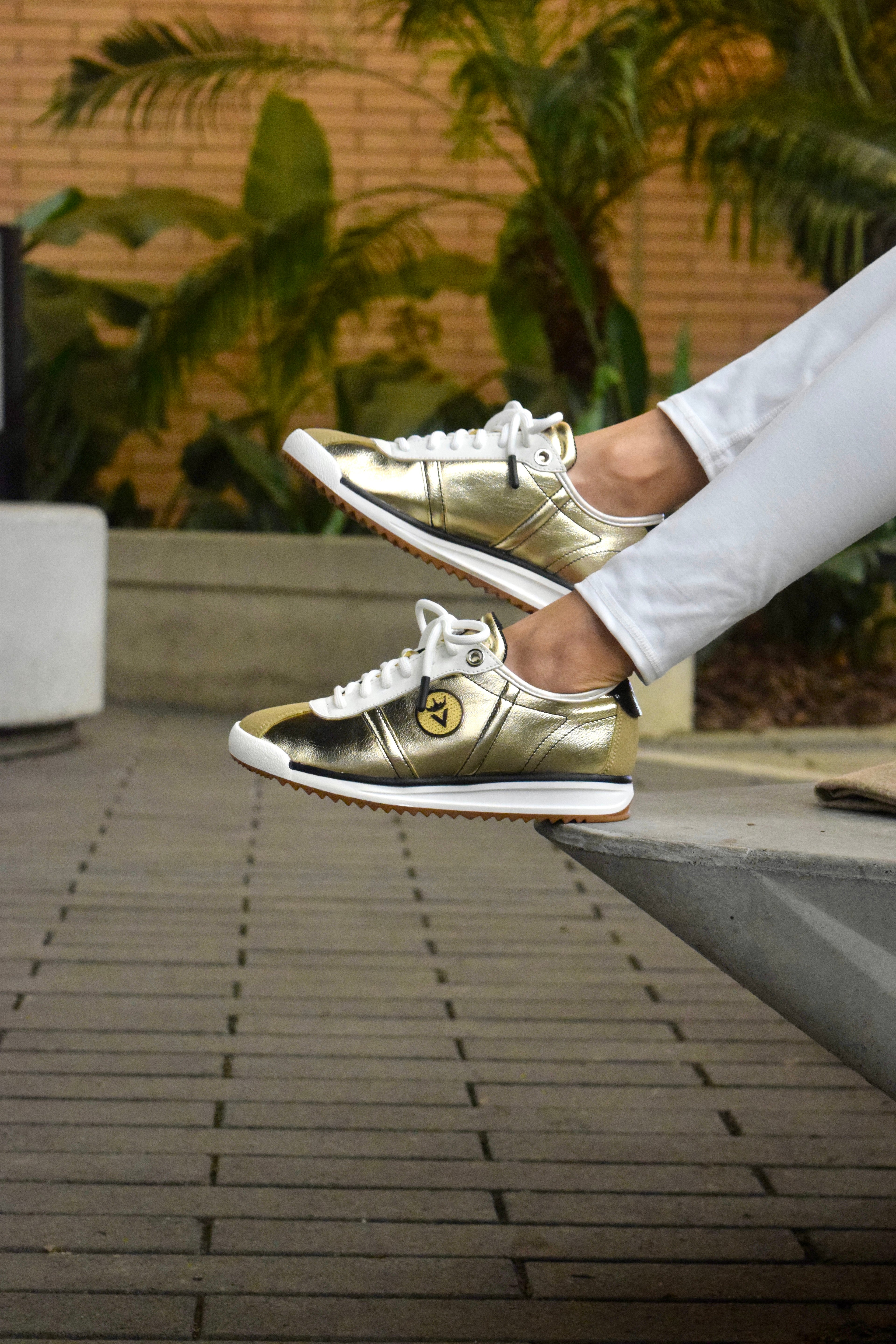 AFRODITA LUXE CUERO DORADO / NEGRO