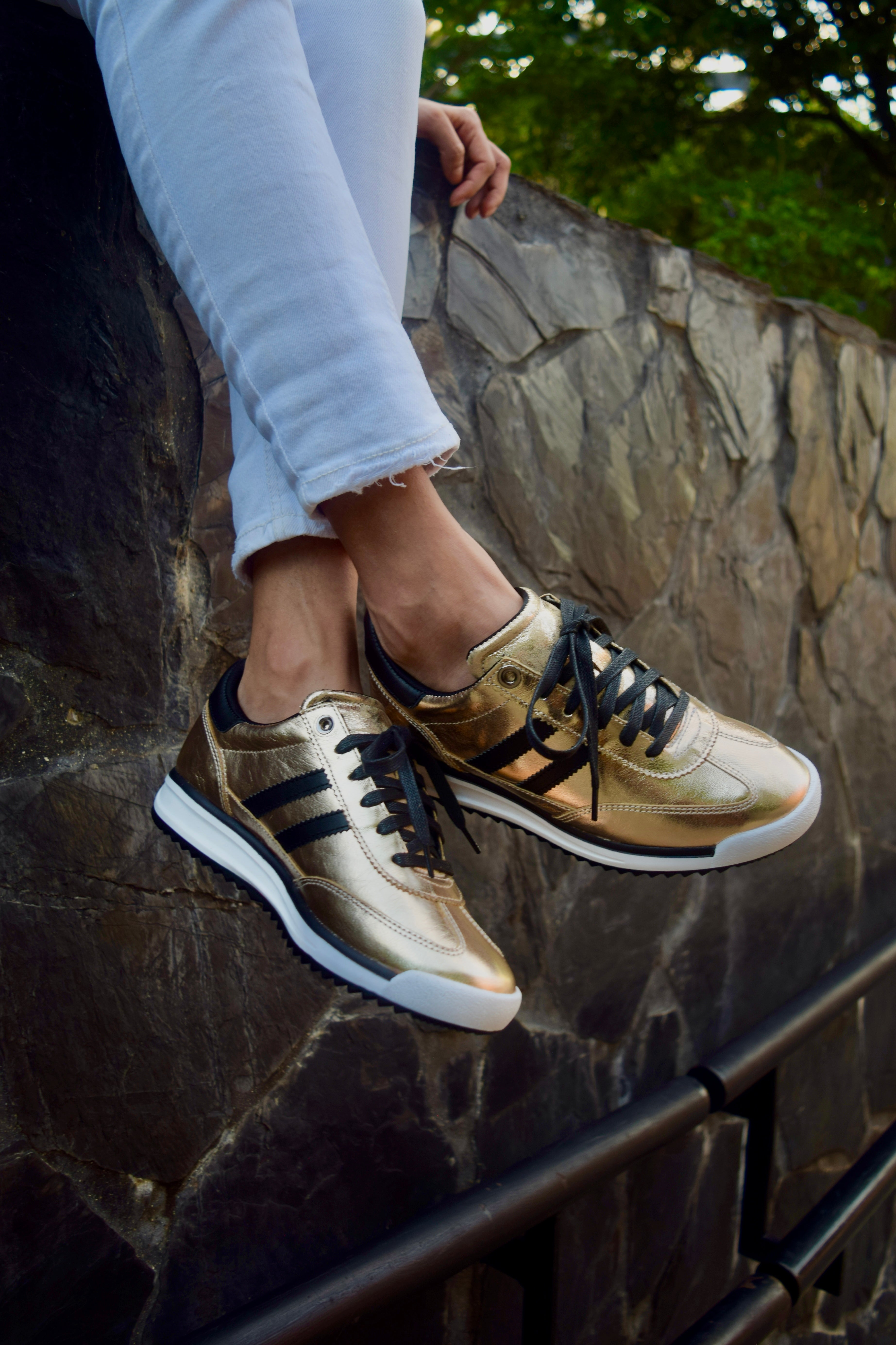FERGIE LUXE CUERO DORADO / NEGRO