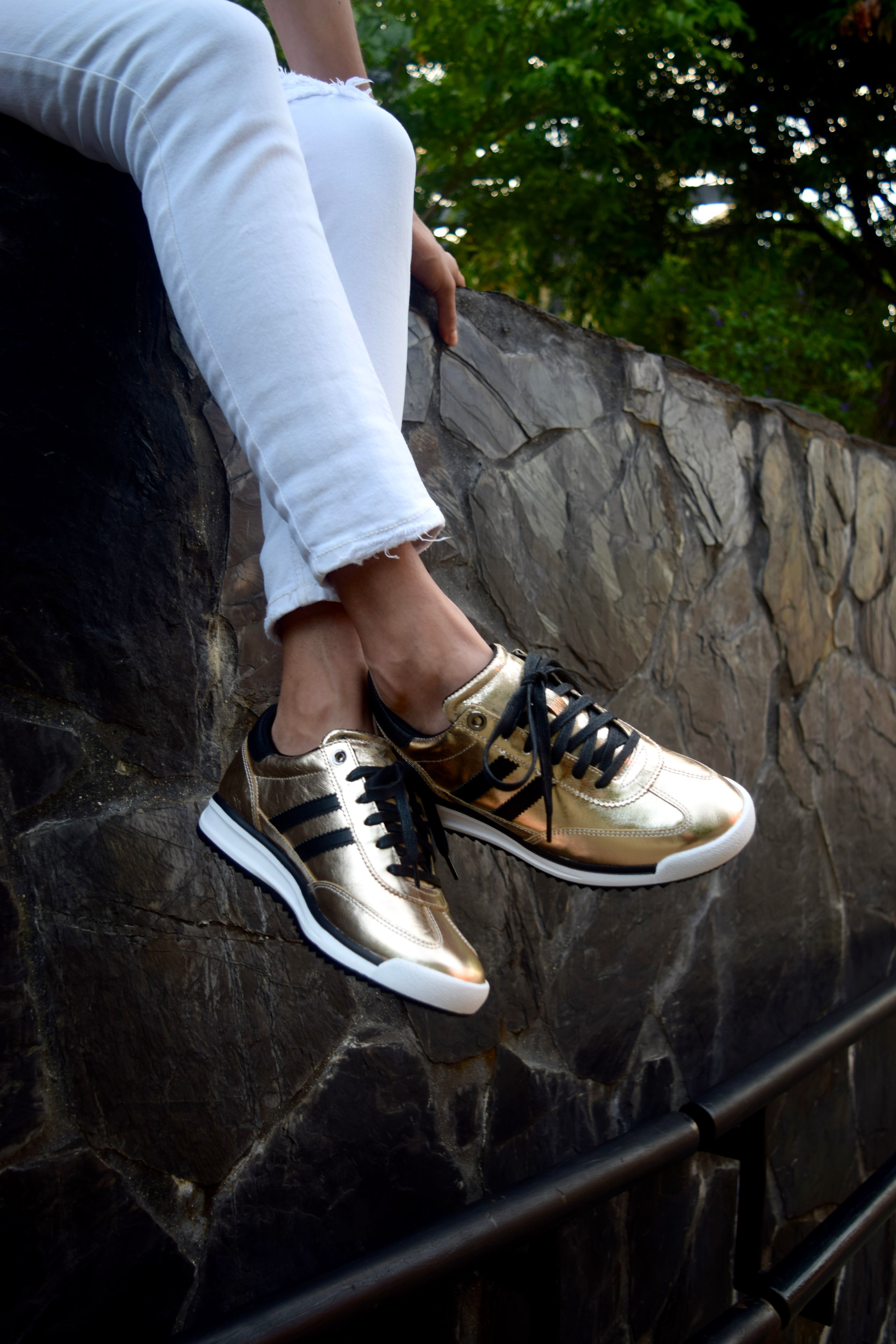 FERGIE LUXE CUERO DORADO / NEGRO