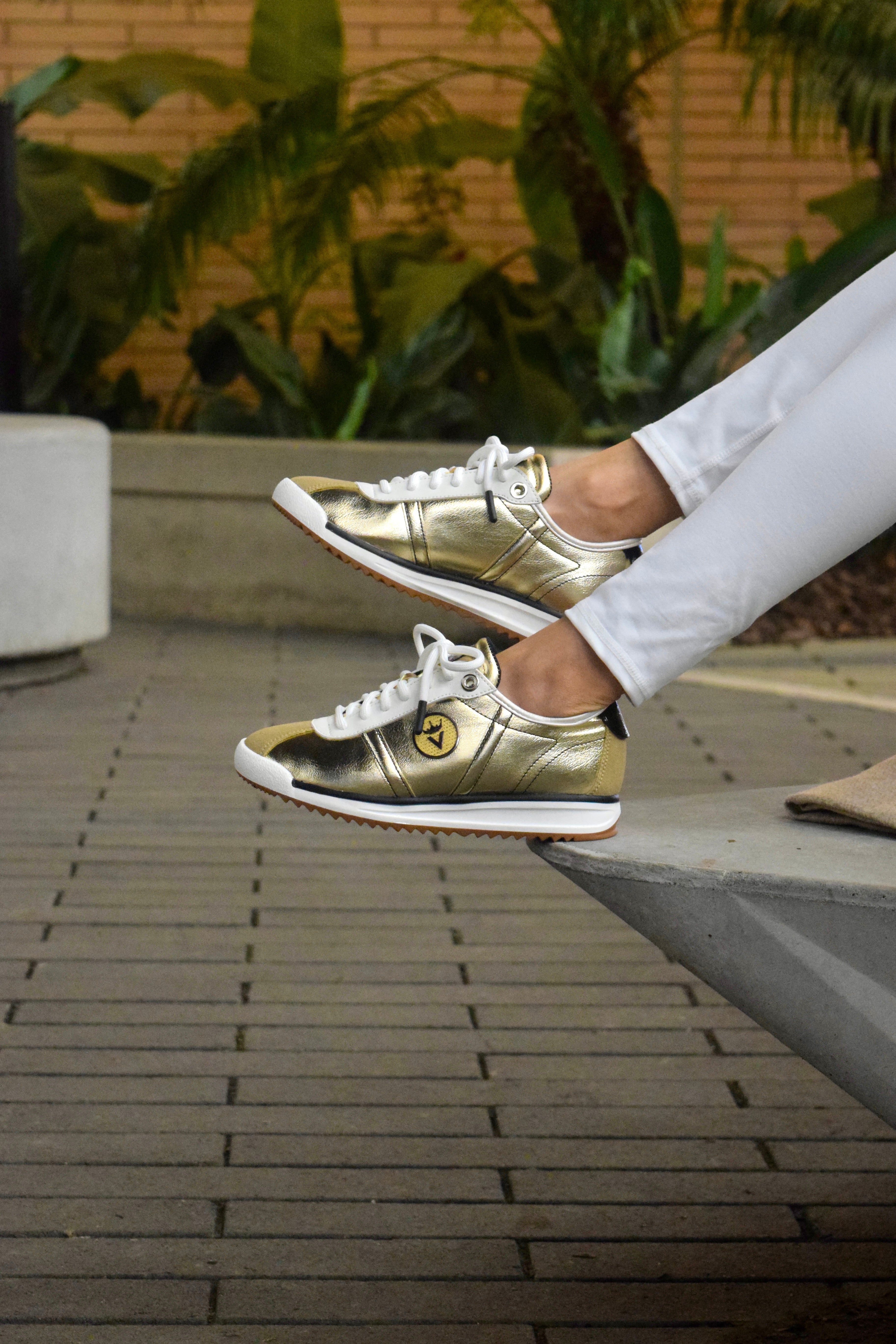 AFRODITA LUXE CUERO DORADO / NEGRO
