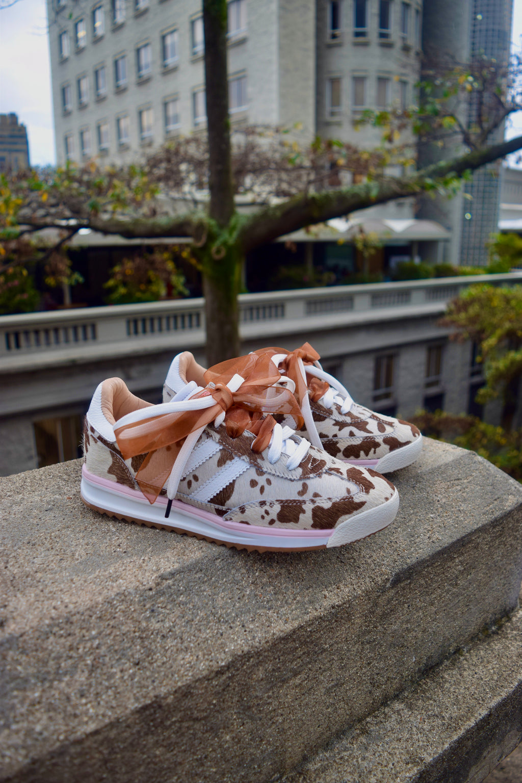 VAQUITA PRINT CUERO FERGIE TENIS MUJER