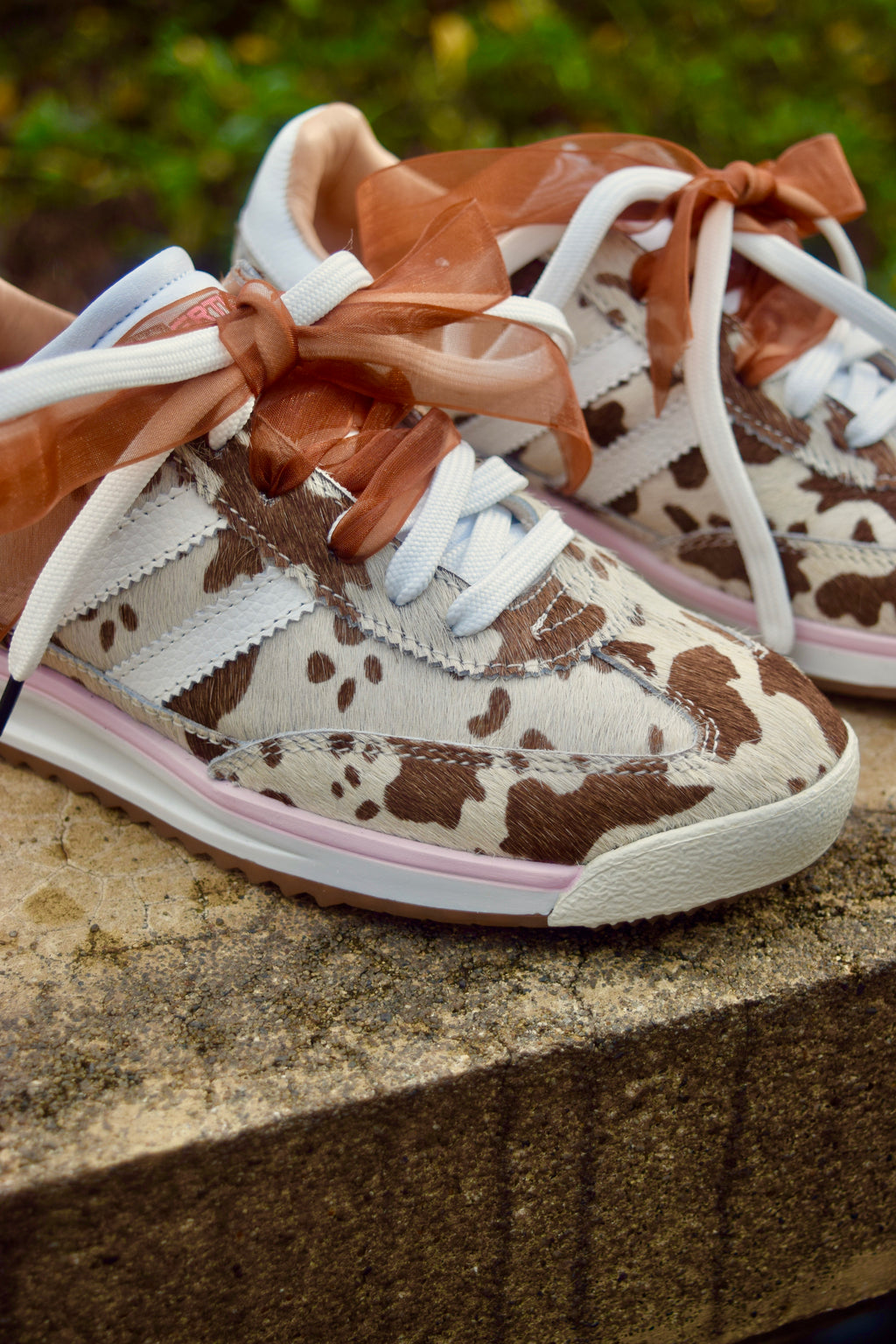 VAQUITA PRINT CUERO FERGIE TENIS MUJER