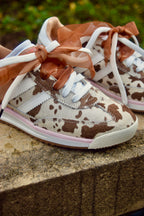 VAQUITA PRINT CUERO FERGIE TENIS MUJER