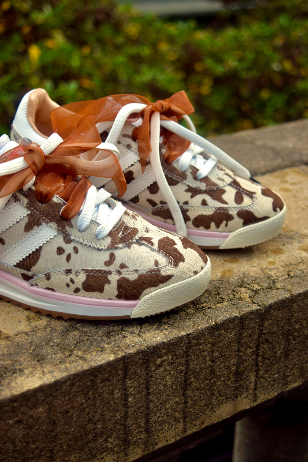 VAQUITA PRINT CUERO FERGIE TENIS MUJER