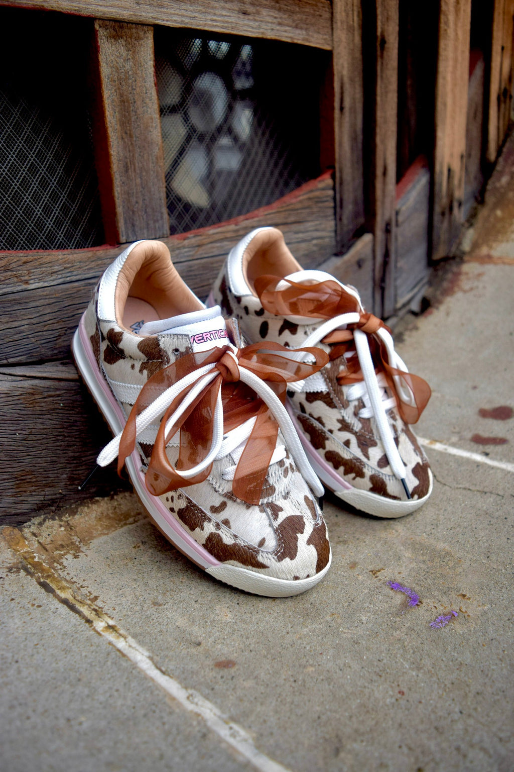 VAQUITA PRINT CUERO FERGIE TENIS MUJER