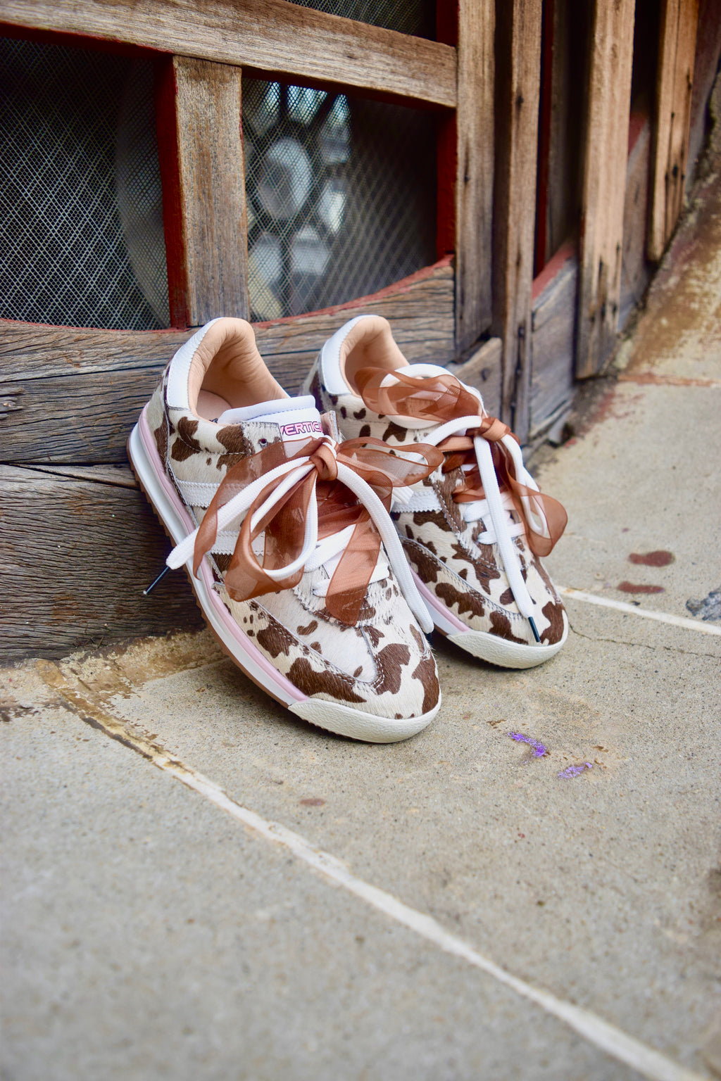 VAQUITA PRINT CUERO FERGIE TENIS MUJER