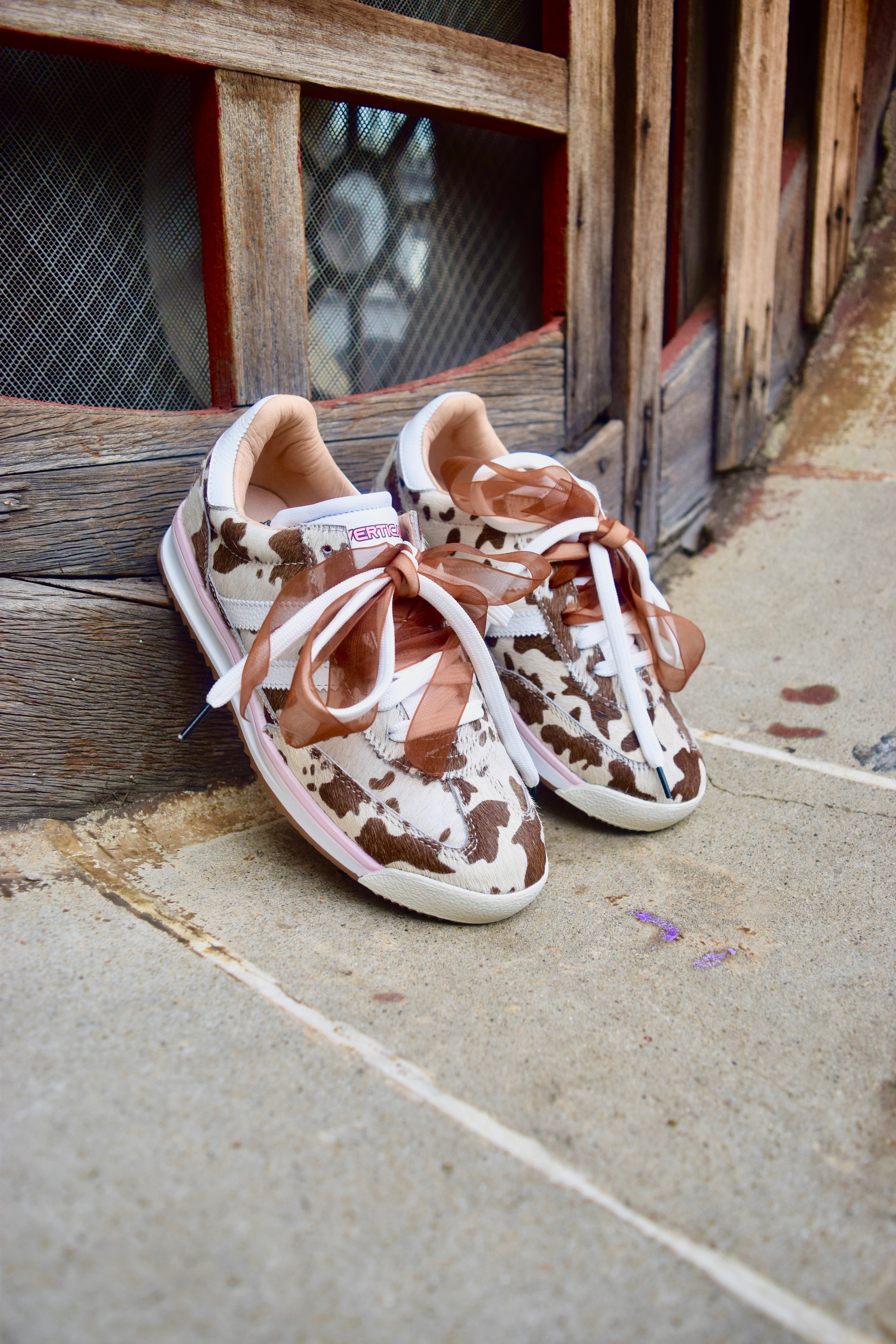 VAQUITA PRINT CUERO FERGIE TENIS MUJER