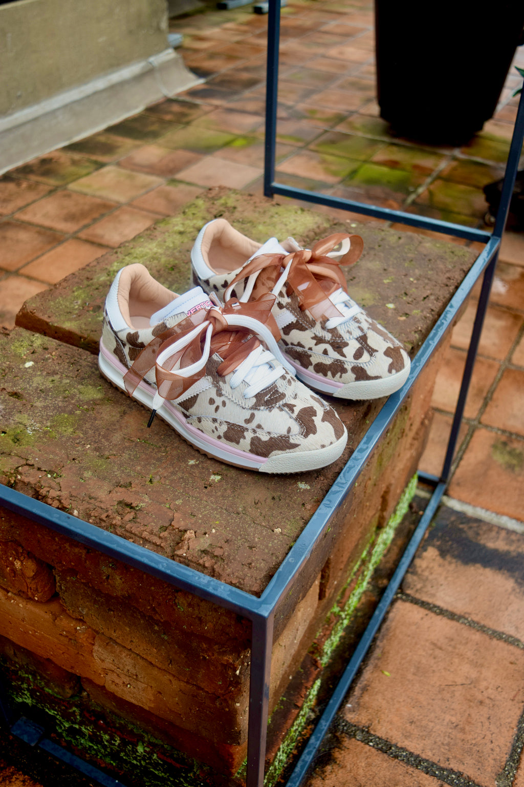 VAQUITA PRINT CUERO FERGIE TENIS MUJER