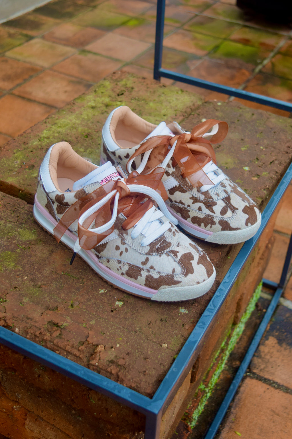 VAQUITA PRINT CUERO FERGIE TENIS MUJER