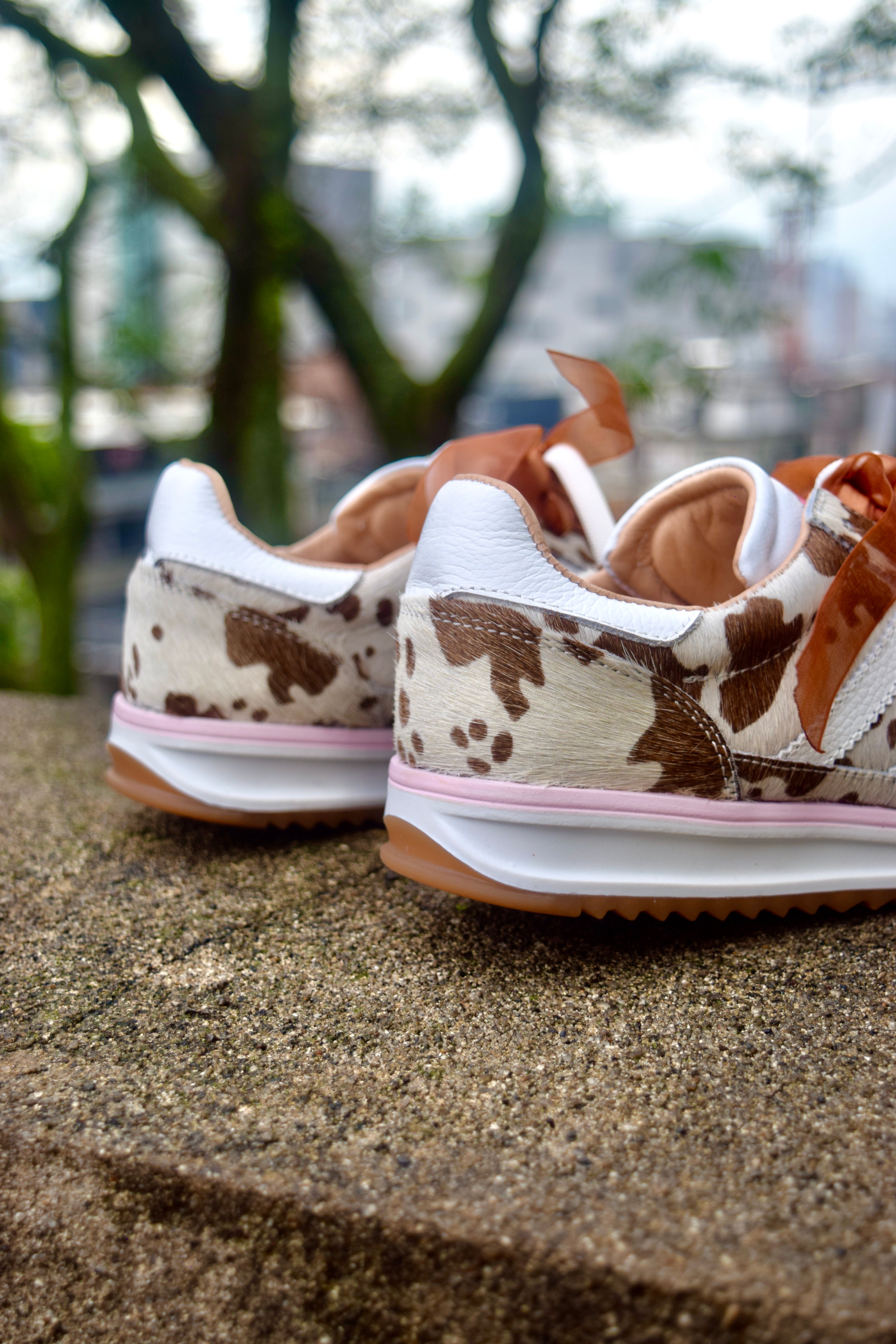 VAQUITA PRINT CUERO FERGIE TENIS MUJER