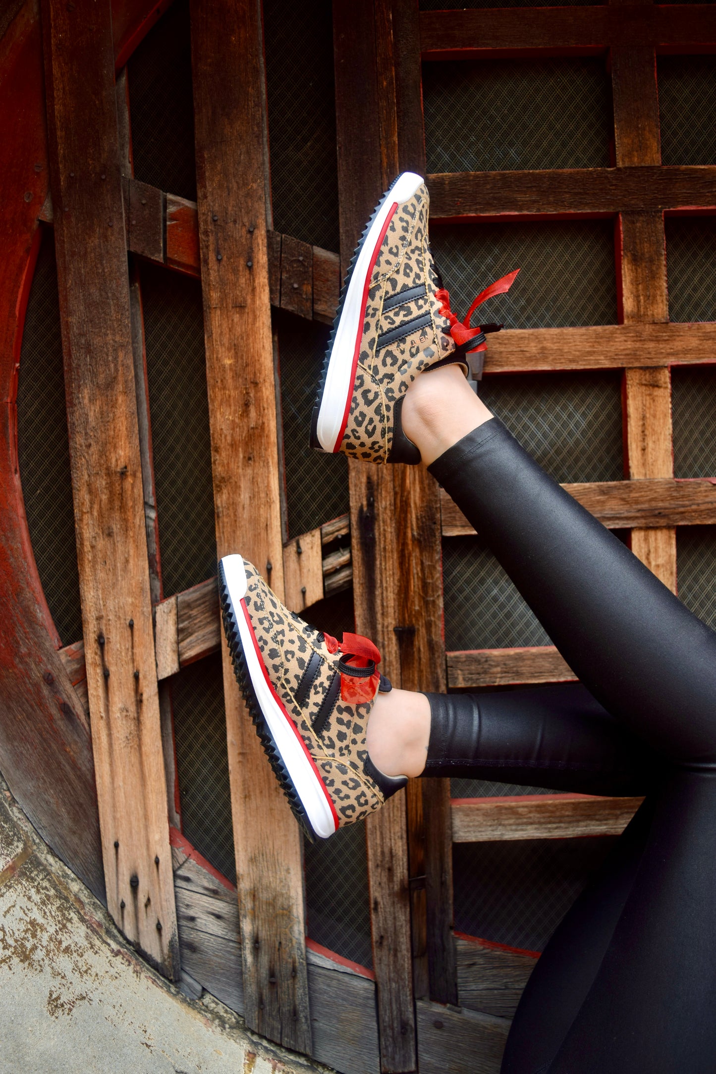FERGIE ANIMAL PRINT TENIS MUJER