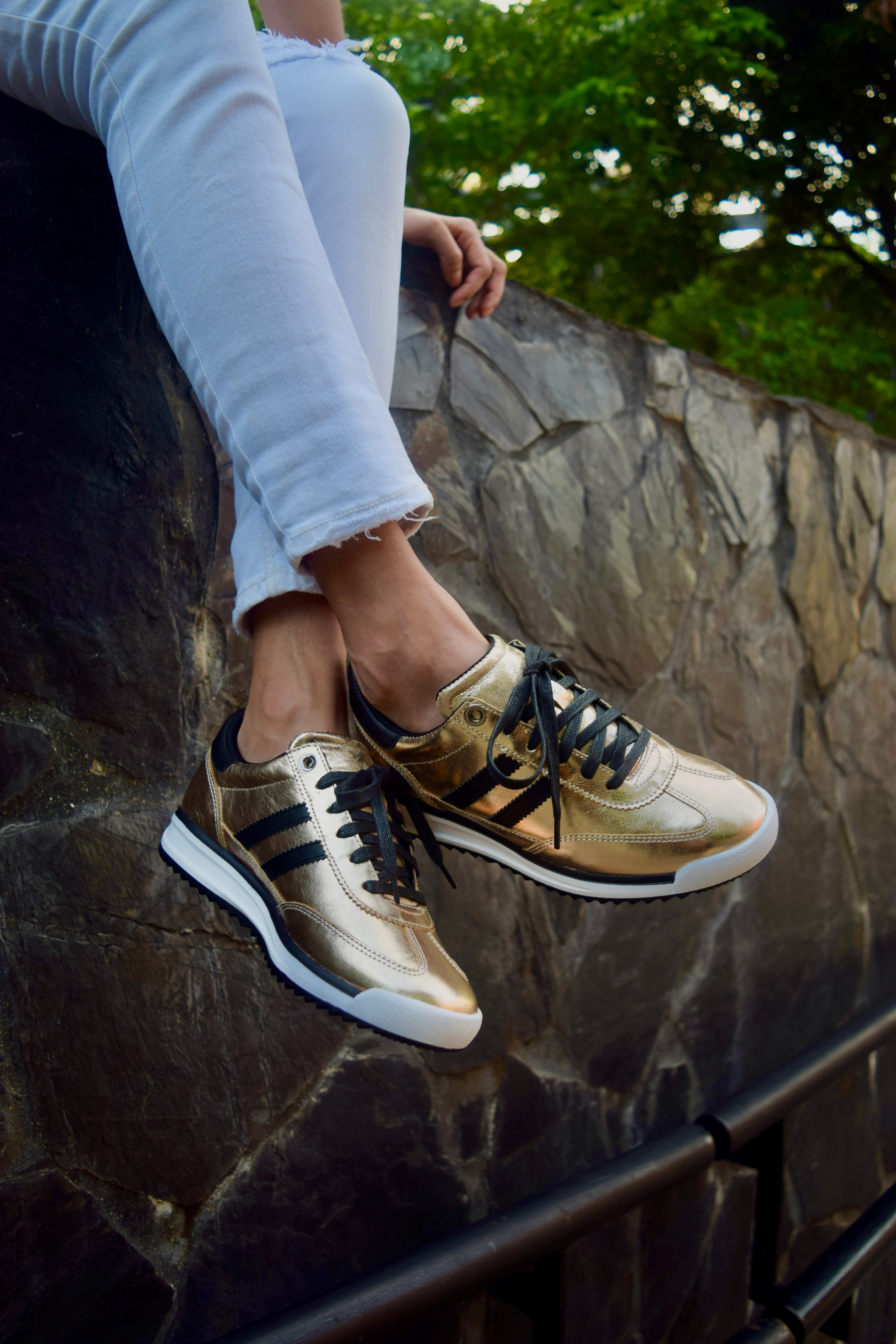 FERGIE LUXE CUERO DORADO / NEGRO