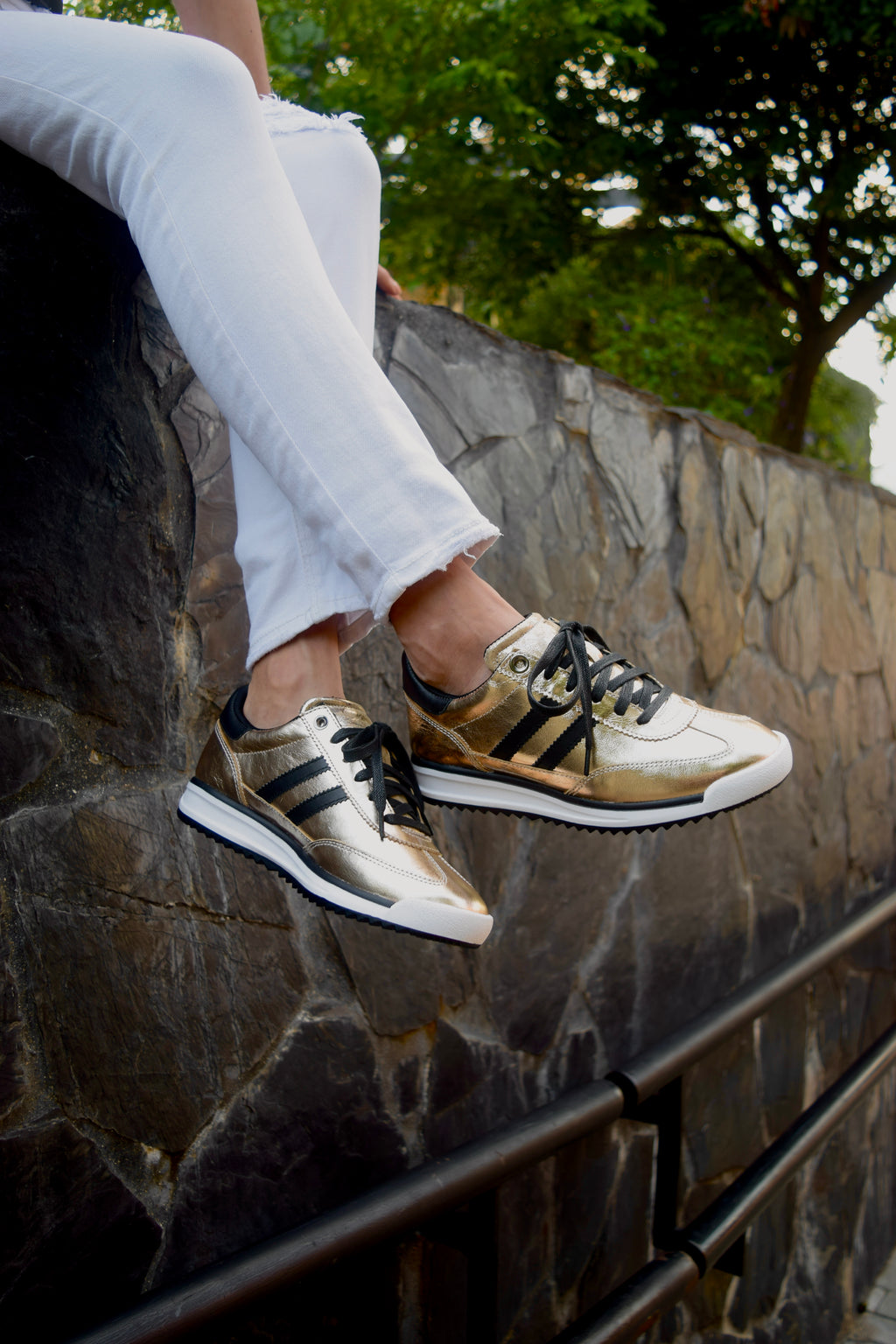 FERGIE LUXE CUERO DORADO / NEGRO