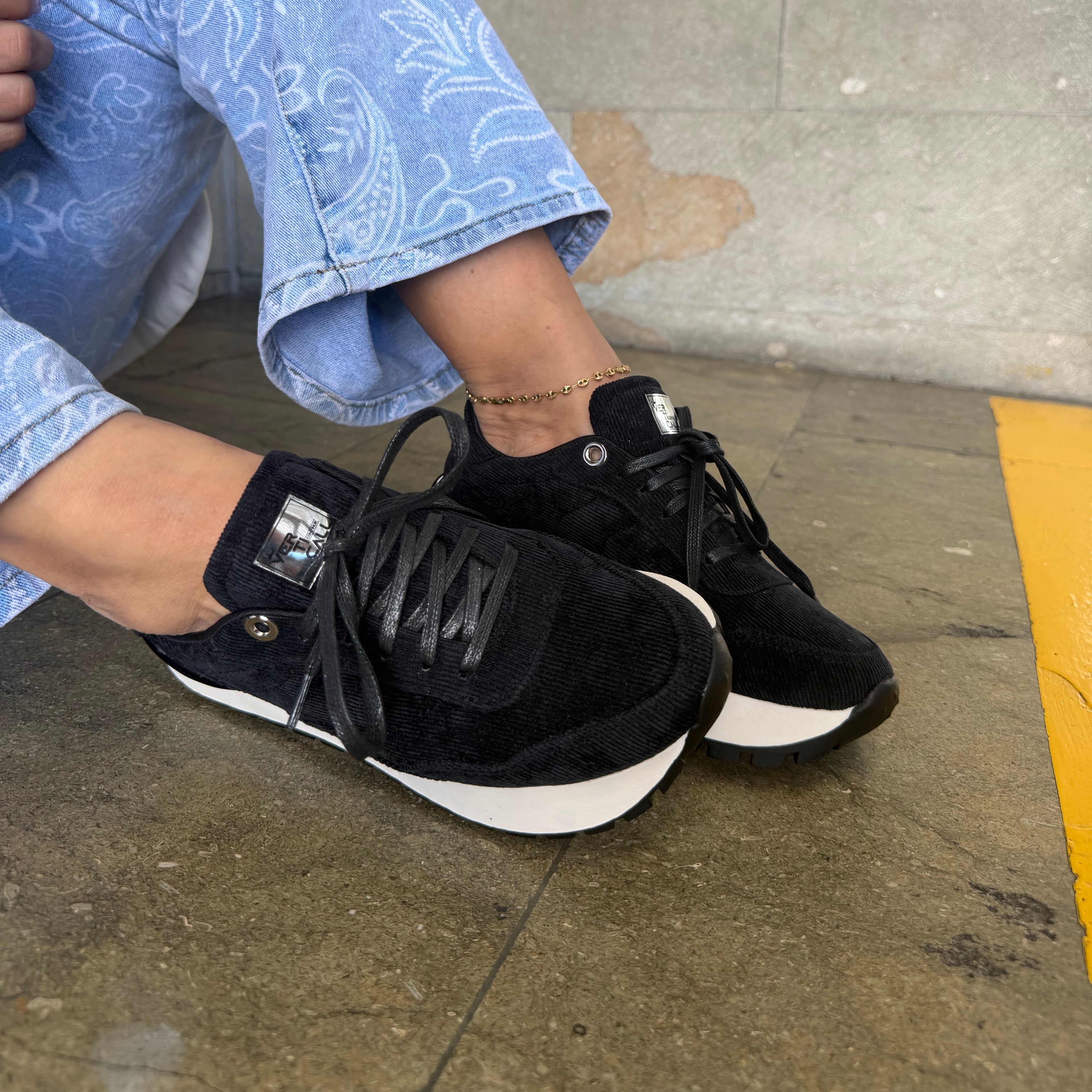 BOOM CORDUROY NEGRO CON BLANCO TENIS MUJER